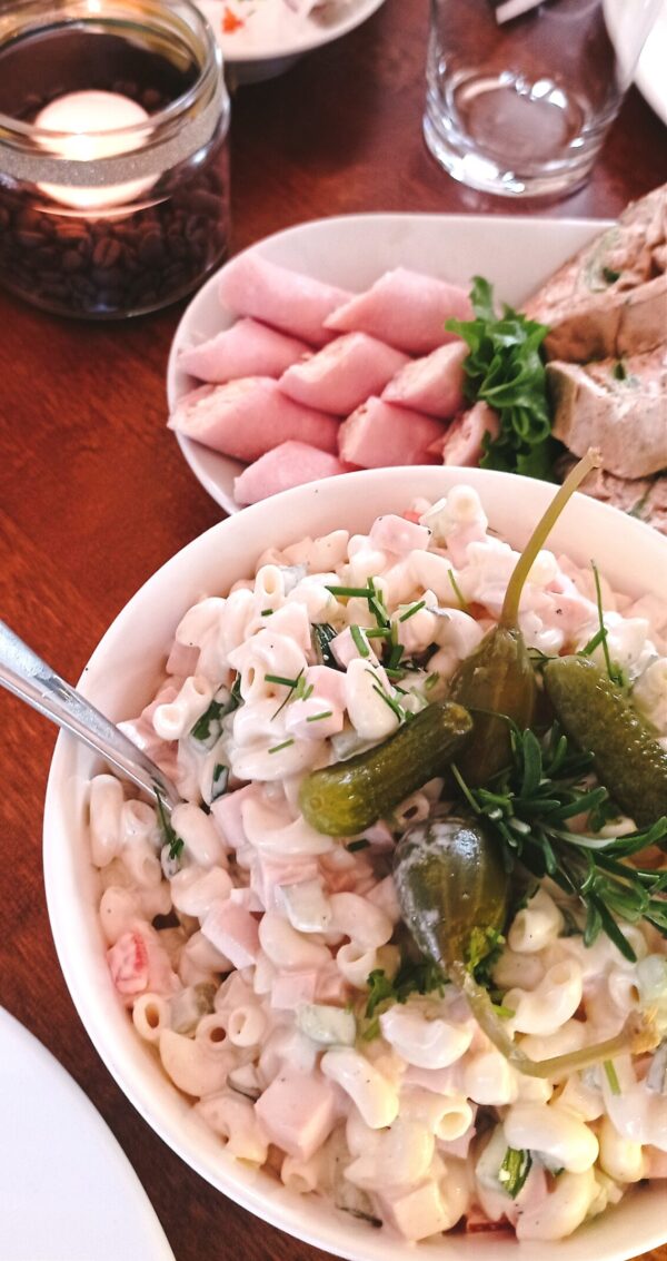 Makaroni-suitsukana salat